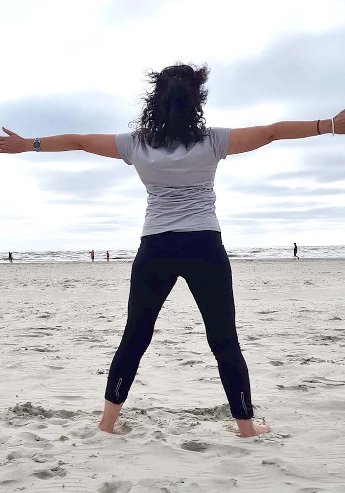 Rückansicht von Damen Sportshirt kurzarm am Nordseestrand