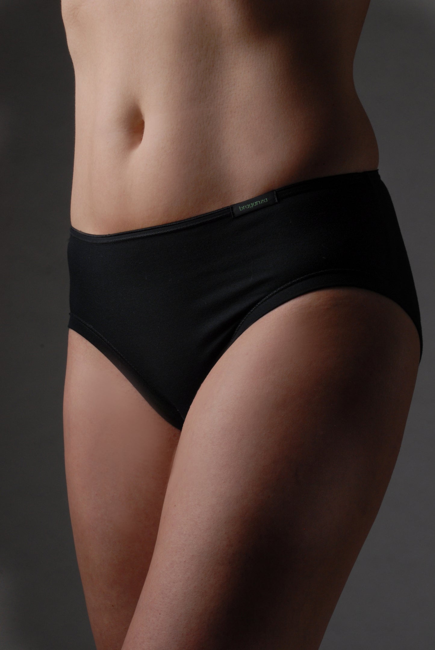 Der sportliche Damen Slip ist ideal für alle Sportarten, er schützt und atmet und ersetzt die Anwendung von Slipeinlagen